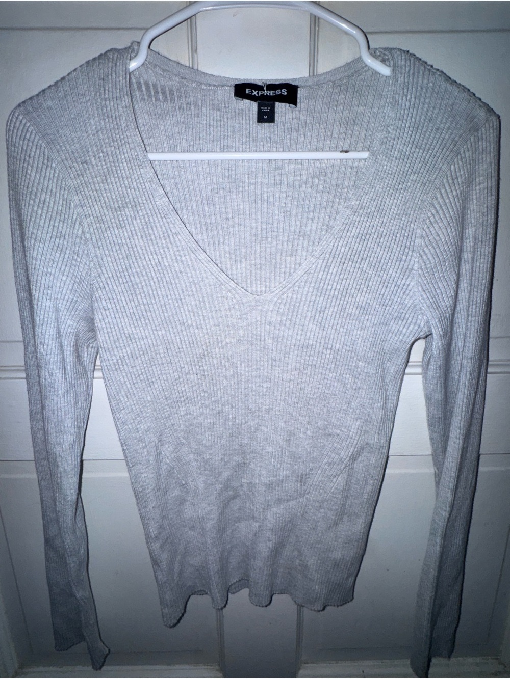 Express Women's Light Gray Ribbed V-Neck Long Sleeve Top